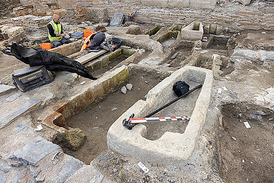 Photo des fouilles archéologiques du parvis de la cathédrale Saint-Maurice à Angers.