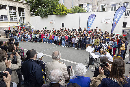 photo d'enfants qui chantent dans la cour d'école