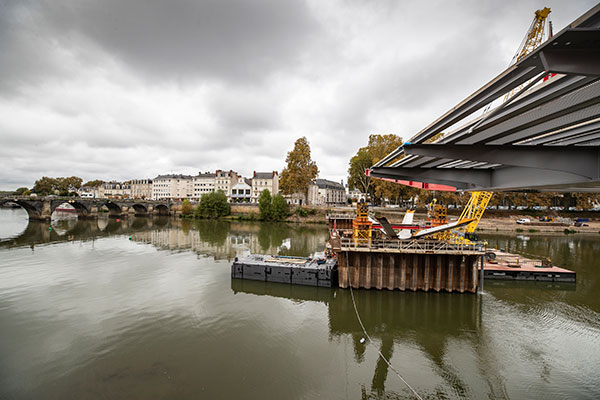 Pont des Arts et Métiers: un premier tronçon de l’ouvrage installé
